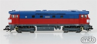 [Lokomotivy] → [Motorové] → [T478.1 „Bardotka”] → CD-749-019: dieselová lokomotiva červená-modrá s bílým pásem, tmavěšedý rám a podvozky