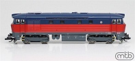 [Lokomotivy] → [Motorové] → [T478.1 „Bardotka”] → TT749-052: dieselová lokomotiva červená-modrá s černým rámem a pojezdem