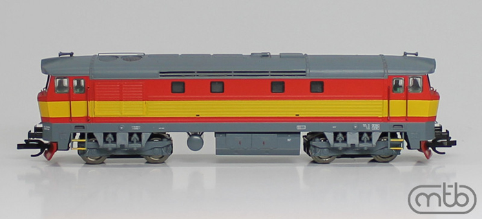 [Lokomotivy] → [Motorové] → [T478.1 „Bardotka”] → TT751-100: dieselová lokomotiva červená se žlutám výstražným pruhem
