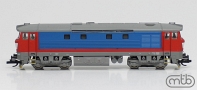 [Lokomotivy] → [Motorové] → [T478.1 „Bardotka”] → CD-749-018: dieselová lokomotiva červená-modrá, šedá střecha a rám