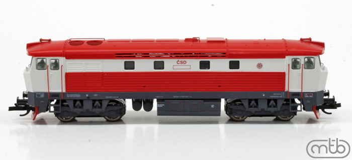 [Lokomotivy] → [Motorové] → [T478.1 „Bardotka”] → TT751-T010: dieselová lokomotiva červená-bílá