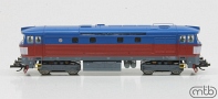 [Lokomotivy] → [Motorové] → [T478.1 „Bardotka”] → CD-749-051: dieselová lokomotiva červená-modrá s bílým pásem, tmavě šedý rám a podvozky