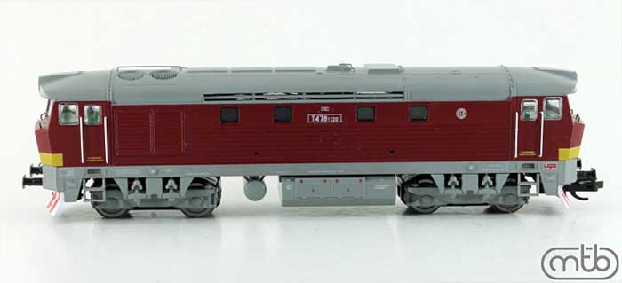 [Lokomotivy] → [Motorové] → [T478.1 „Bardotka”] → TT751-T120: dieselová lokomotiva červená, tmavěšedá střecha, rám a podvozky