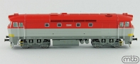 [Lokomotivy] → [Motorové] → [T478.1 „Bardotka”] → TT751-058: dieselová lokomotiva červená-bílá s výstražným pruhem
