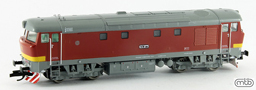 [Lokomotivy] → [Motorové] → [T478.1 „Bardotka”] → TT751_T1004: dieselová lokomotiva červená s šedou střechou, rámem a pojezdem