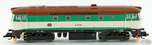 [Lokomotivy] → [Motorové] → [T478.1 „Bardotka”] → CD 749 264: dieselová lokomotiva zelená-slonová kost, hnědá střecha, černý rám a pojezd