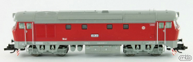 [Lokomotivy] → [Motorové] → [T478.1 „Bardotka”] → CSD-T478-1005: dieselová lokomotiva červená, šedá střecha, rám a podvozky