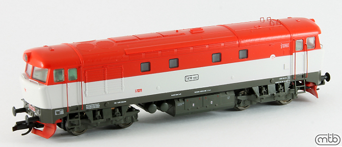 [Lokomotivy] → [Motorové] → [T478.1 „Bardotka”] → CSD-T478-1003: dieselová lokomotiva červená-bílá, šedý rám a pojezd