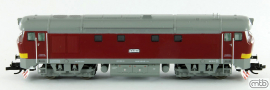 [Lokomotivy] → [Motorové] → [T478.1 „Bardotka”] → CSD-T478-1002: dieselová lokomotiva červená s šedou střechou, rámem a pojezdem, výstražný žlutý pruh