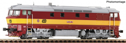 [Lokomotivy] → [Motorové] → [T478.1 „Bardotka”] → 7390007: dieselová lokomotiva červená se žlutým výstražným pásem, šedá střecha a pojezd