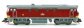 [Lokomotivy] → [Motorové] → [T478.1 „Bardotka”] → CSD-T478-2069: dieselová lokomotiva červená s šedou střechou, rámem a pojezdem, výstražný žlutý pruh