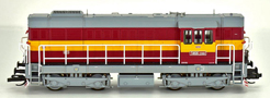[Lokomotivy] → [Motorové] → [T466.2/T448.0] → 501578: dieselová lokomotiva červená se žlutým pásem, šedá střecha a pojezd