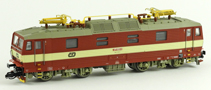 [Lokomotivy] → [Elektrické] → [BR 180/BR 230] → 32934: elektrická lokomotiva červená s krémovým pruhem, šedá střecha a žluté polopantografy