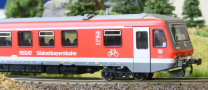 [Lokomotivy] → [Motorové vozy a jednotky] → [BR 628] → 51008310: dvoudální motorová jednotka červená-bílá s šedou střechou „Südostbayernbahn“