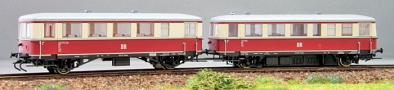 [Lokomotivy] → [Motorové vozy a jednotky] → [VT 135] → 1351401: červený-slonová kost s šedou střechou, motorový vůz a přívěsný vůz
