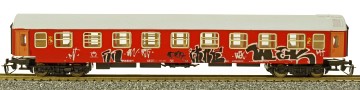 [Osobní vozy] → [Rychlíkové] → [typ Y] → 40141: červený s šedou střechou 2. tř., graffity z jedné strany