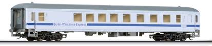 [Osobní vozy] → [Rychlíkové] → [typ m] → 01621 E: rychlíkový vůz bílý s modrým pásem a šedou střechou bordbistro „Berlin-Warszawa-Express“