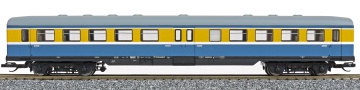 [Osobní vozy] → [Spěšné a osobní] → [4-osé E5] → 01477: modrý-okrový s šedou střechou
