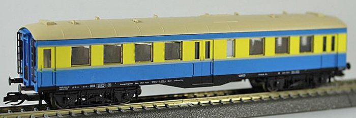 [Osobní vozy] → [Spěšné a osobní] → [4-osé „Altenberg“] → 22242: osobní vůz žlutý-modrý s šedou střechou
