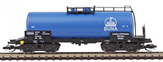[Nákladní vozy] → [Cisternové] → [4-osé s lávkou Ra] → 0113356-1: cisternový vůz modrý s logem „BUNA“