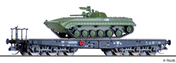 [Nákladní vozy] → [Nízkostěnné] → [6-osé plošinové] → 15623: plošinových vůz černý s nákladem obrněného vozidla BMP-1 „NVA“