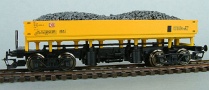 [Nákladní vozy] → [Speciální] → [4-osé pracovní Ua] → 4467-1: nákladní vůz oboustranně výsypný žlutý s černým pojezdem a nákladem