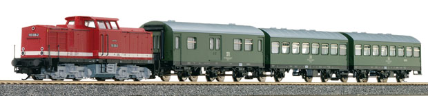 [Soupravy] → [S lokomotivou] → 01416: set dieselové lokomotivy BR 110 a tří rekonstruovaných vozů