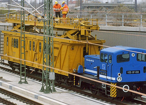 [Soupravy] → [S lokomotivou] → 2435: set lokomotivy V22 + montážního vozu na opravu troleje